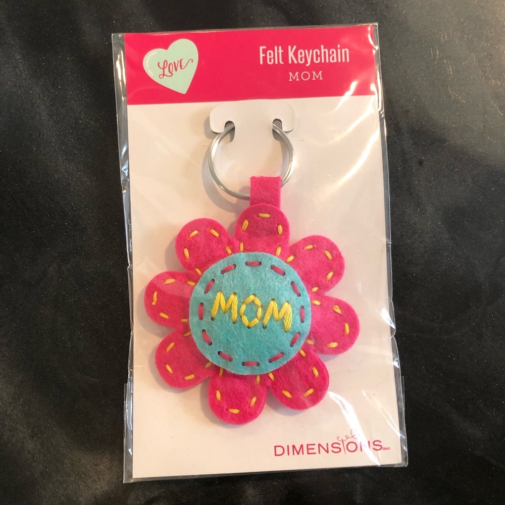 “Mom” flower keychain
